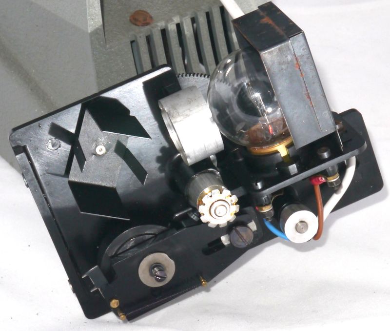 Mécanisme du projecteur Fex 9,5 : de droite à gauche : la lampe, le condensateur et l'obturateur en forme de boîte aux côtés évidés