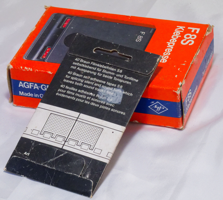 Agfa colleuse FS 8 avec des adhésifs