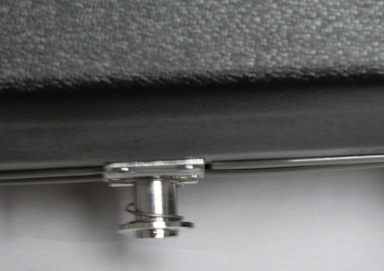 Raynox S 505 ,vue de dessous montrant le support pour une bobine