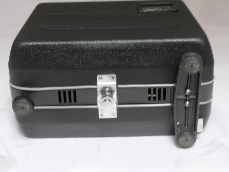 Raynox S 505 ,vue de dessous montrant le support pour une bobine