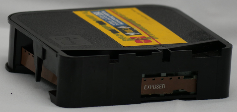 Kodak - Ektasound E160 : on voir les deux ouvertures : une pour les images, l'autre pour le son