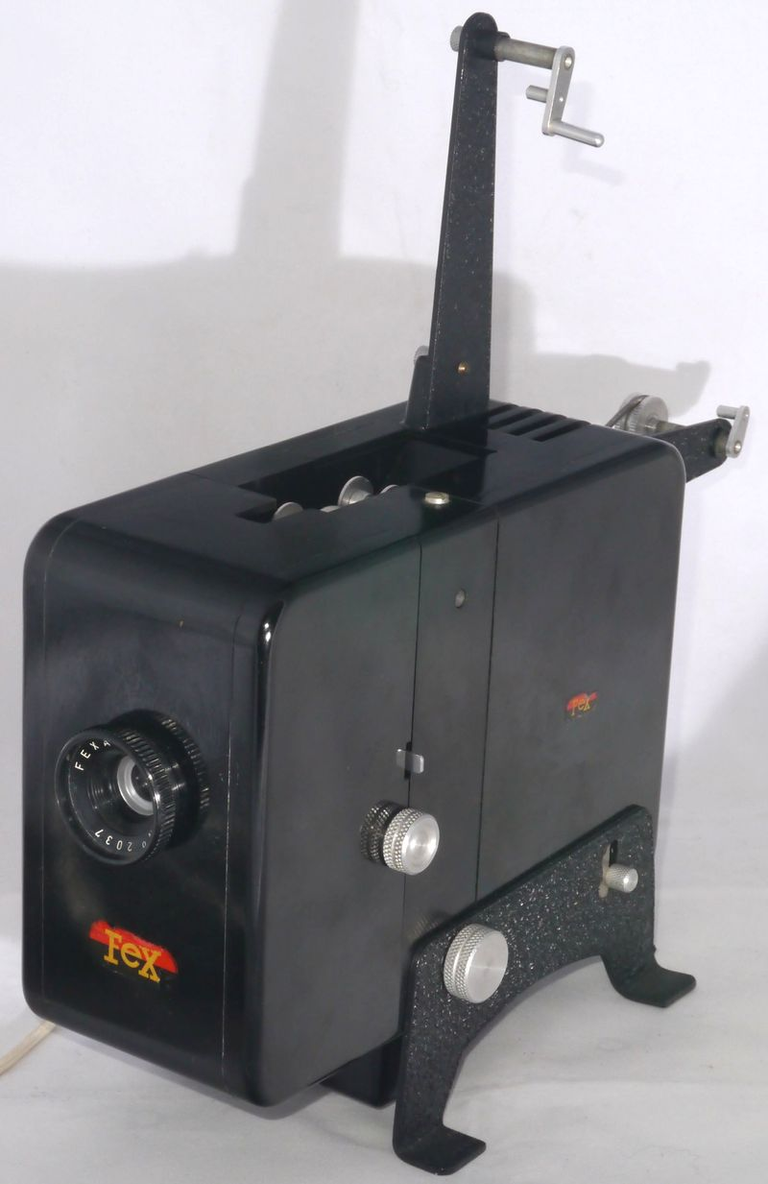 Projecteur Fex 9,5 premier modèle. Sur le côté gauche, le réglage du cadrage.