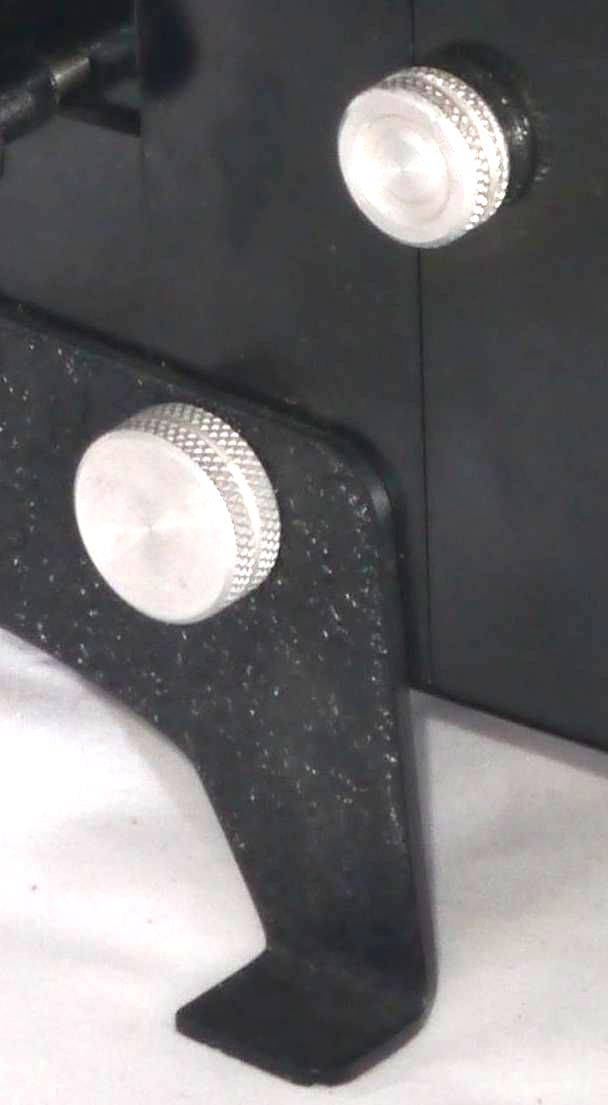 Les boutons de blocage du corps avant ainsi que ceux qui fixent le pied sont moletés. Ce sont les mêmes boutons qui ont été utilisés sur l’ULTRA-FEX jusqu’en 1955. Ceci permet de dater ce projecteur d’avant 1955.   Le projecteur est non-motorisé, entrainé par une manivelle, et comporte un pied simplement constitué de deux pattes réalisées par pliage d’une tôle métallique et recouvertes d’une peinture martelée noire.
