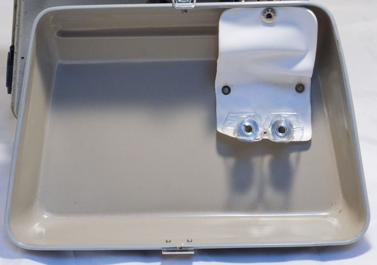 Ligonie MK 9 : intérieur du capot avec une pochette contenant 2 tocs