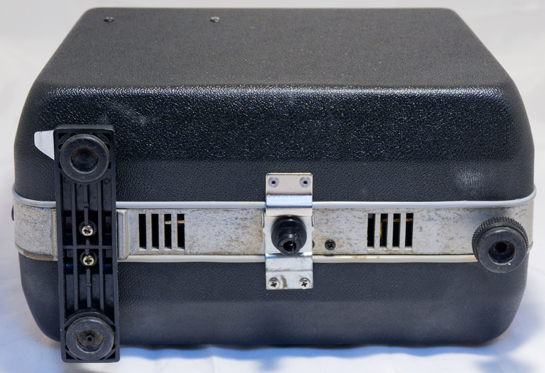Ligonie MK 9 : vue de dessous, il reste le support pour mettre une bobine Super 8