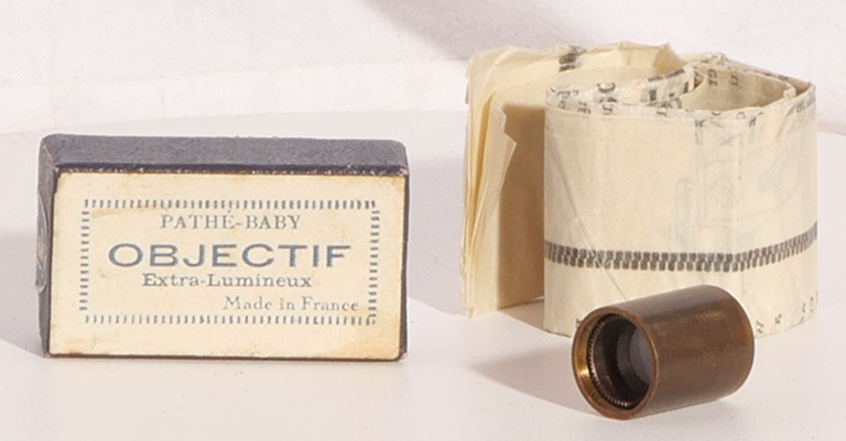 Objectif ultra-lumineux Pathé-Baby avec sa boîte et sa notice