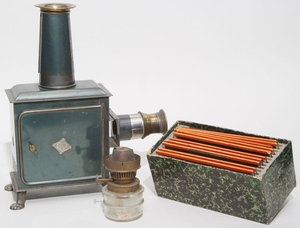 Petite lanterne magique Bing avec sa lampe à alcool et sa boîte de plaques bordées de papier orange