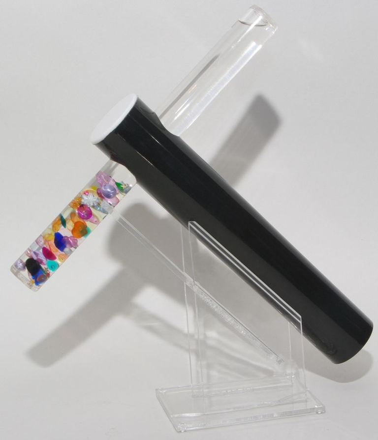 Kaléidoscope à tube : les objets sont placés dans un tube rempli d'un liquide visqueux qui freine leurs mouvements