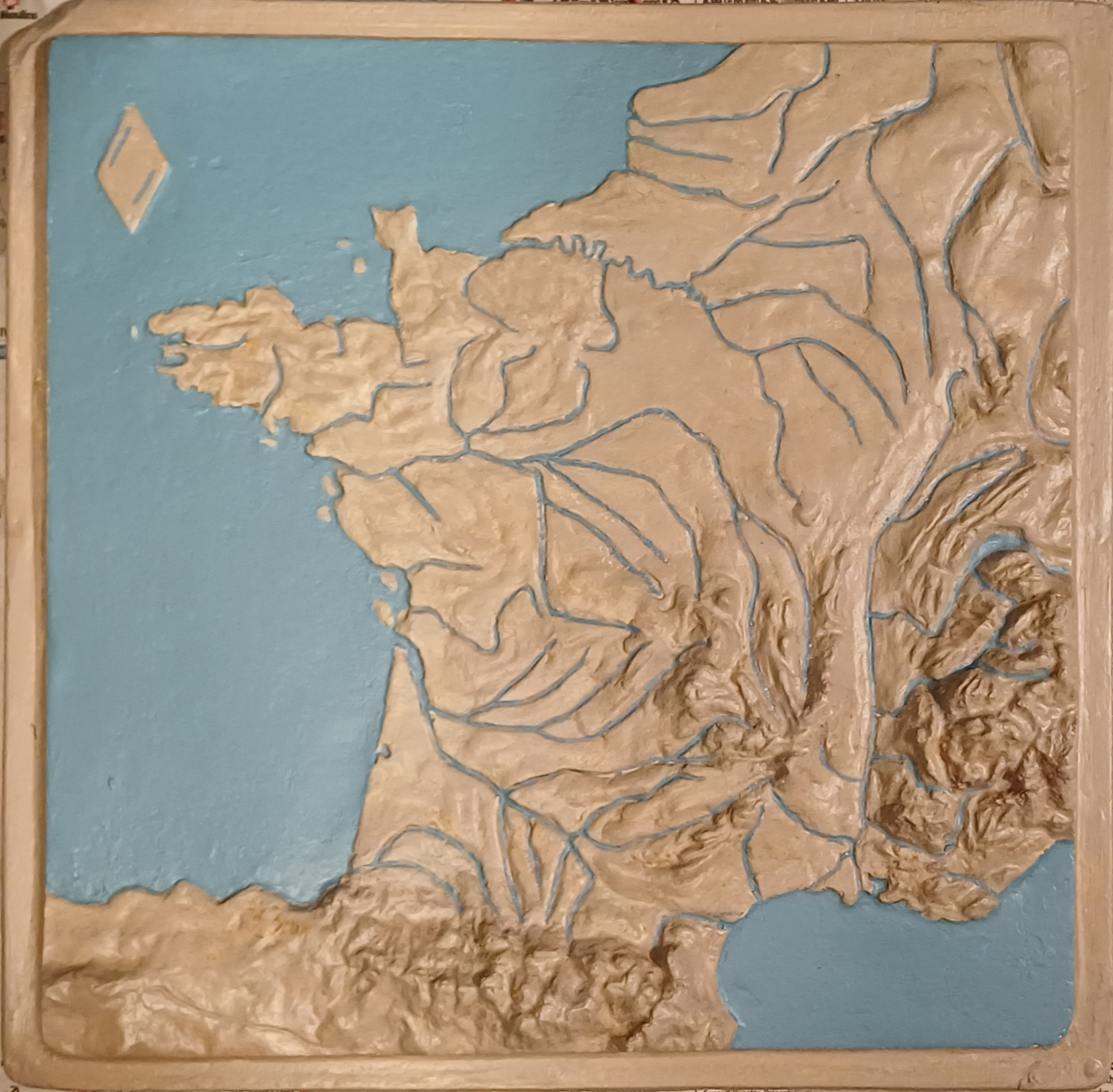 Carte de France en Plâtre - Peinture des fleuves