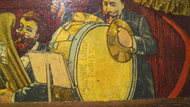 Détail du Théâtre d'Ombres chinoises montrant la signature Saussine