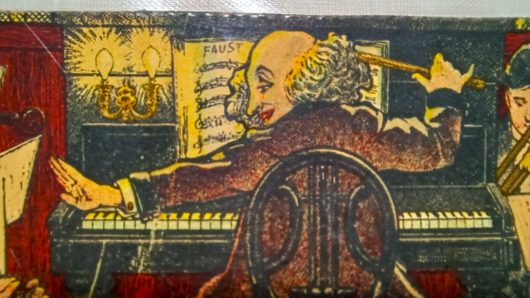 Détail du Théâtre d'Ombres chinoises montrant la partition du chef d'orchestre marquée FAUST