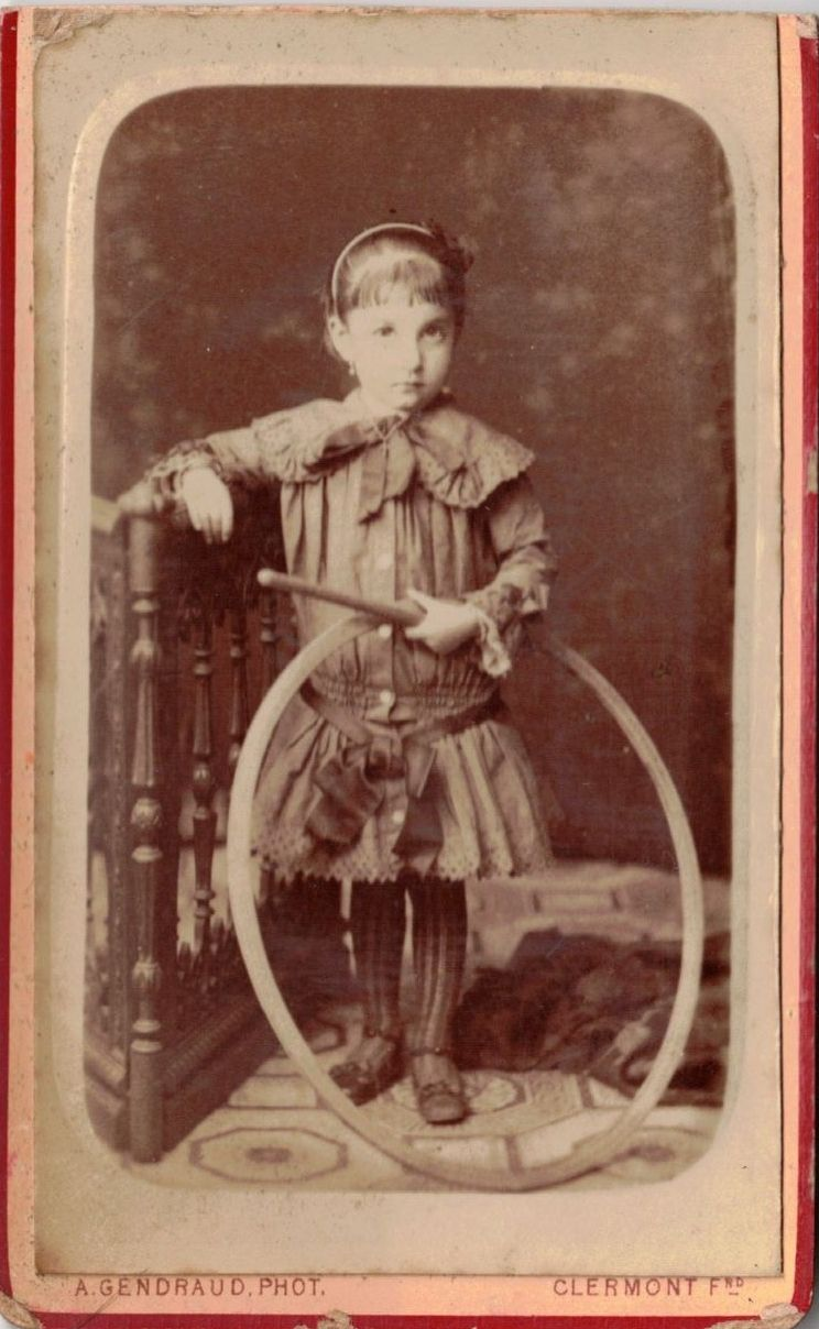 Clermont-Ferrand - Photographie d'Art - Ecole des Beaux-Arts de Lyon 1er prix - Alfred Gendreau - Peintre et Photographe - Membre de la Société Française de Photographie et de l'Académie Nationale - A partir du 1er juillet 1884, les ateliers sont définitivement transférés 5 bis, Rue d'Assas, au 1er - en face du Square des Petits Arbres et de la Préfecture - Clermont-Ferrand - 3 Médailles d'Argent - Médaille de Vermeil 1883 - La Maison d'a pas de Succursale Agrandissements au Charbon - J.H. Nacinet Paris